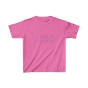 La Que Va a Ayudar Young Kids Tee